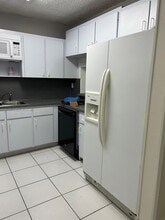 6125 W 20th Ave in Hialeah, FL - Foto de edificio - Building Photo