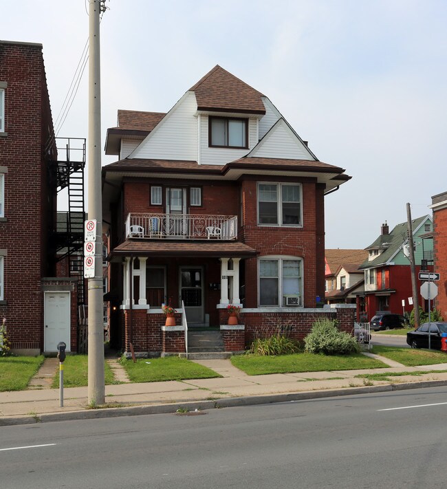 946 King St E in Hamilton, ON - Building Photo - Building Photo