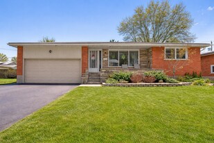 7 Martha Ct in Welland, ON - Building Photo