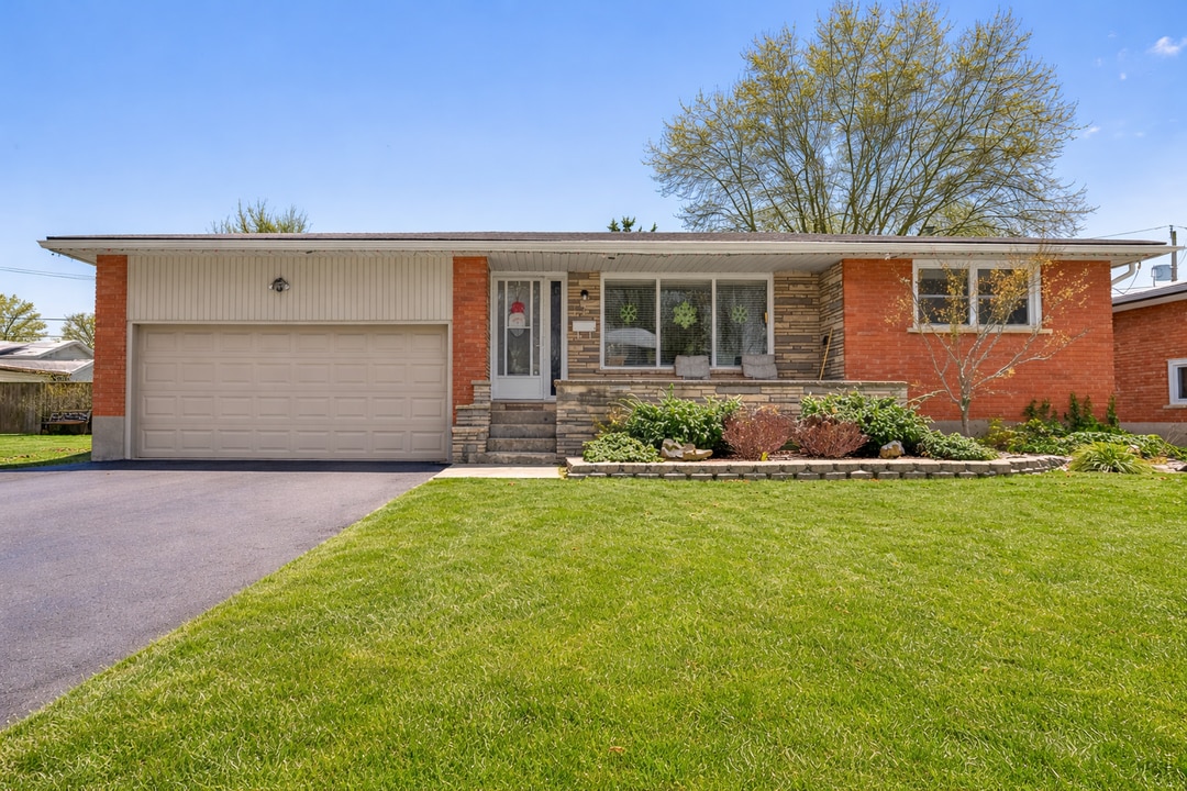 7 Martha Ct in Welland, ON - Building Photo