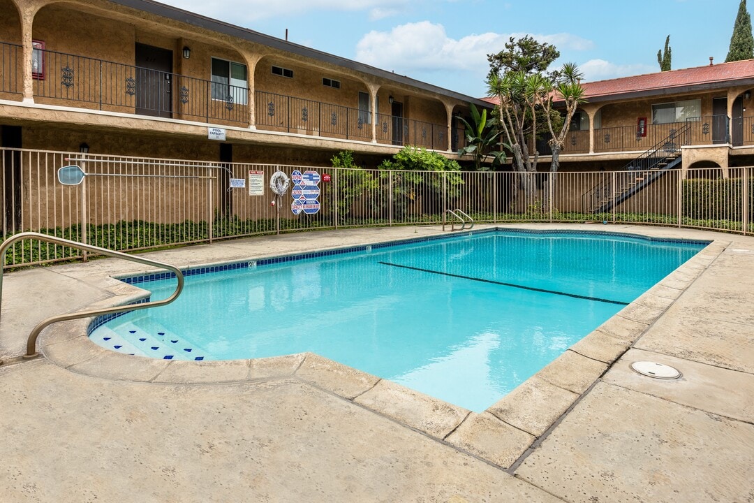 Villa Granada in Temple City, CA - Foto de edificio