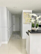 244 Biscayne Blvd in Miami, FL - Building Photo - Building Photo