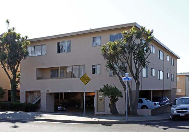 Junipero Serra Apartments in Daly City, CA - Building Photo - Building Photo