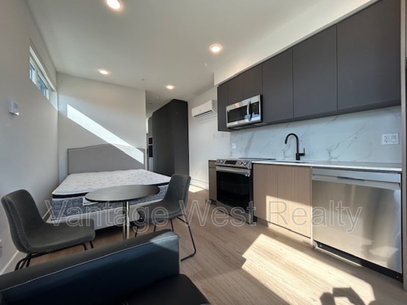 720-720 K. L. O. Rd in Kelowna, BC - Building Photo