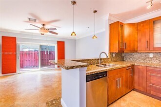 16061 Emerald Cove Rd in Weston, FL - Building Photo - Building Photo