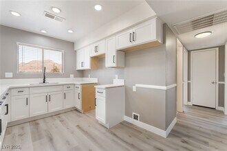 5689 E Lake Mead Blvd in Las Vegas, NV - Building Photo - Building Photo