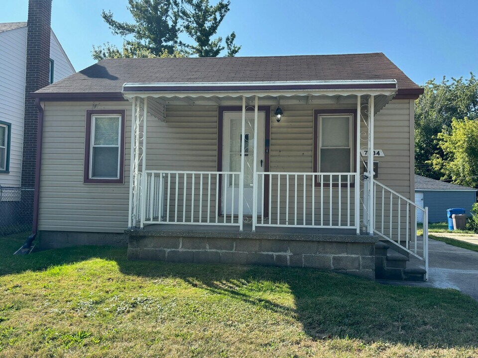 7034 Yacht Ave in Warren, MI - Building Photo