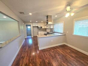 191 E Avenida De Los Arboles in Thousand Oaks, CA - Building Photo - Building Photo