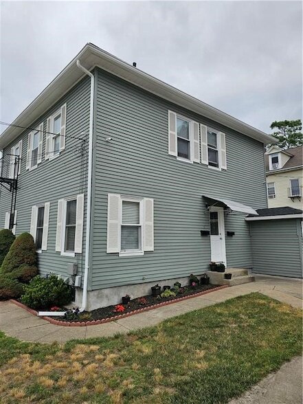 37 Pleasant St in West Warwick, RI - Foto de edificio - Building Photo