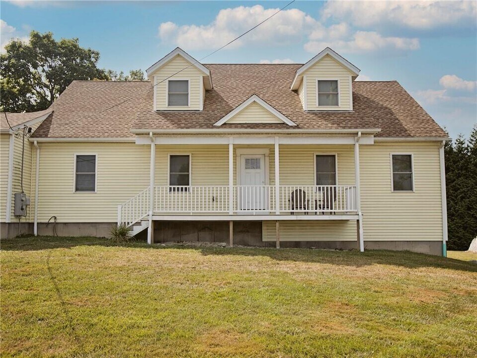51 Newport Ave in Middletown, RI - Building Photo