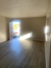 Highland Oaks Apartments & Arcadia Townhomes in Bakersfield, CA - Foto de edificio - Building Photo