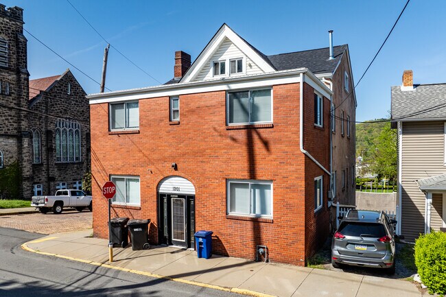 1201 State Ave in Coraopolis, PA - Foto de edificio - Building Photo