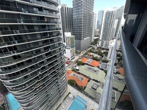 55 SW 9th St, Unit 2701 in Miami, FL - Building Photo - Building Photo