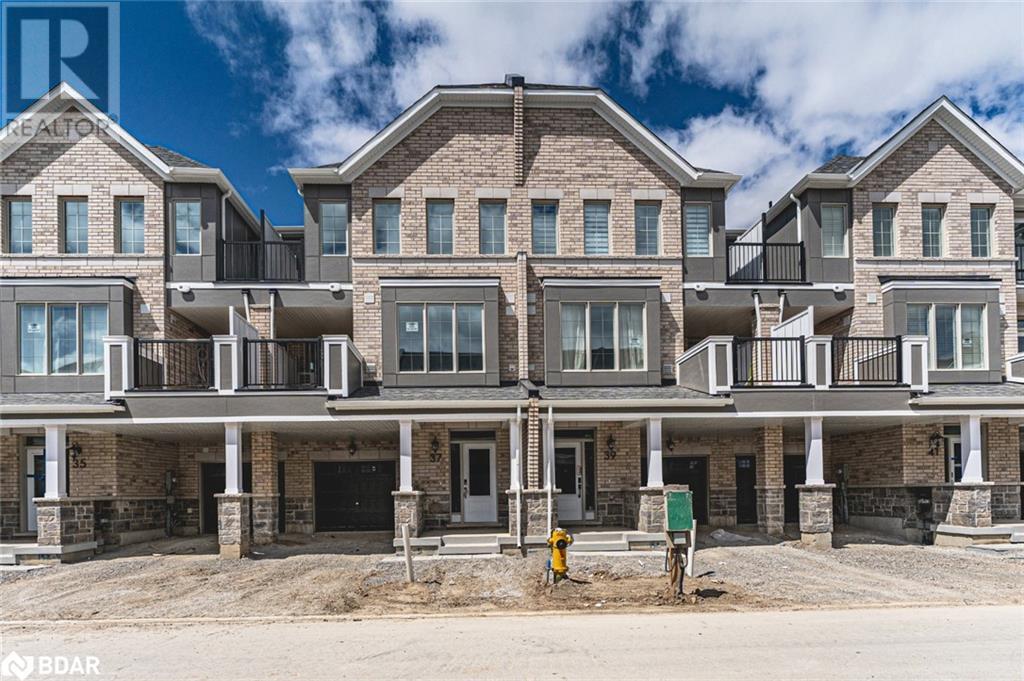 37 Pearen Ln in Barrie, ON - Building Photo