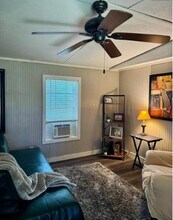 1927 Sika Deer Dr in Tallahassee, FL - Foto de edificio - Building Photo