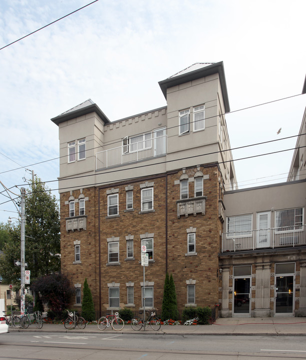 809 College St in Toronto, ON - Building Photo