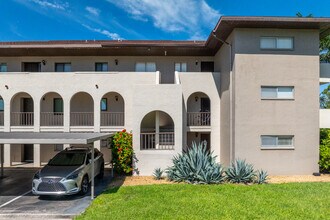 Whiskey Creek Condominiums in Ft. Myers, FL - Building Photo - Building Photo
