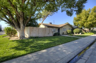 1136 Sylmar Ave in Clovis, CA - Building Photo - Building Photo