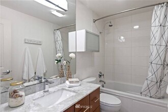 11058 NE 33rd Pl in Bellevue, WA - Building Photo - Building Photo