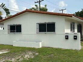7071 SW 4th St in Miami, FL - Building Photo