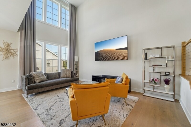 2 Lawrence Ln in Denville, NJ - Building Photo