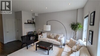 90 Robert Peel Rd in Kitchener, ON - Building Photo