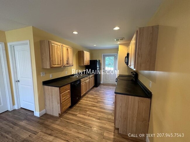 11 Basketball Ct in Bangor, ME - Building Photo - Building Photo