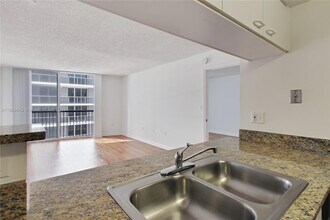 1756 N Bayshore Dr, Unit 38F in Miami, FL - Building Photo - Building Photo