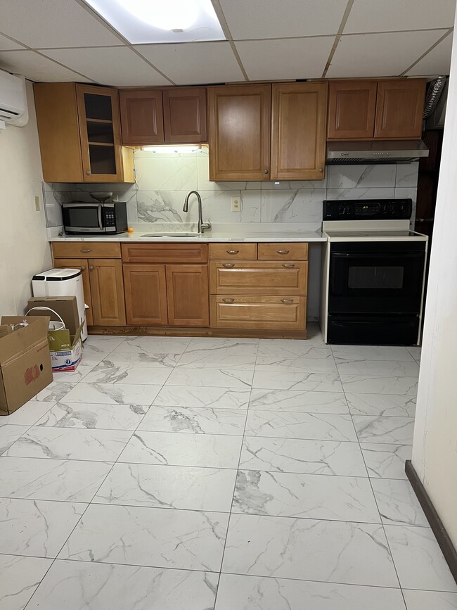 22 Hillsdale Ave, Unit Apartment