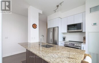 9205 Yonge St in Richmond Hill, ON - Building Photo - Building Photo