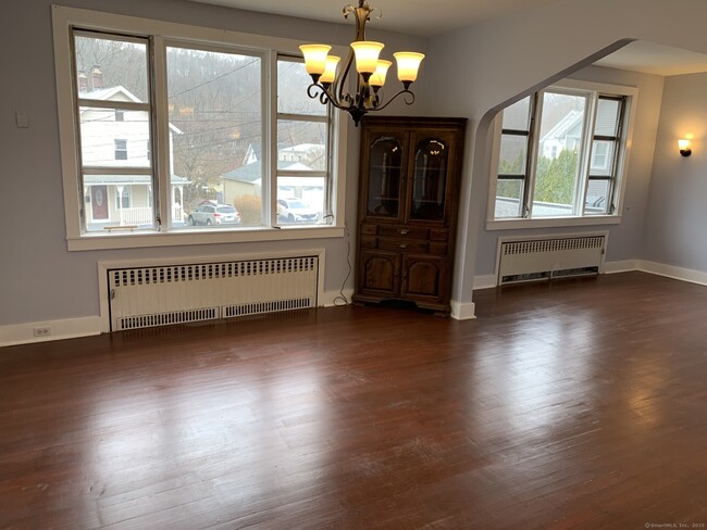 180 Westfield Ave in Ansonia, CT - Foto de edificio - Building Photo