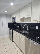 6930 Miami Gardens Dr in Hialeah, FL - Building Photo - Building Photo