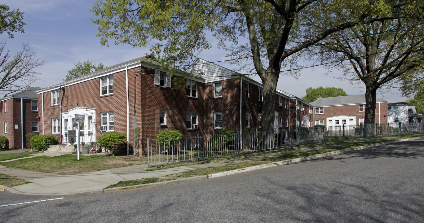 Linden West Apartments in Elmwood Park, NJ - Building Photo