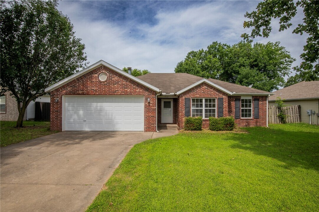 902 SW Sandrock Rd in Bentonville, AR - Building Photo