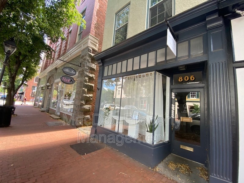 806 Caroline St in Fredericksburg, VA - Building Photo