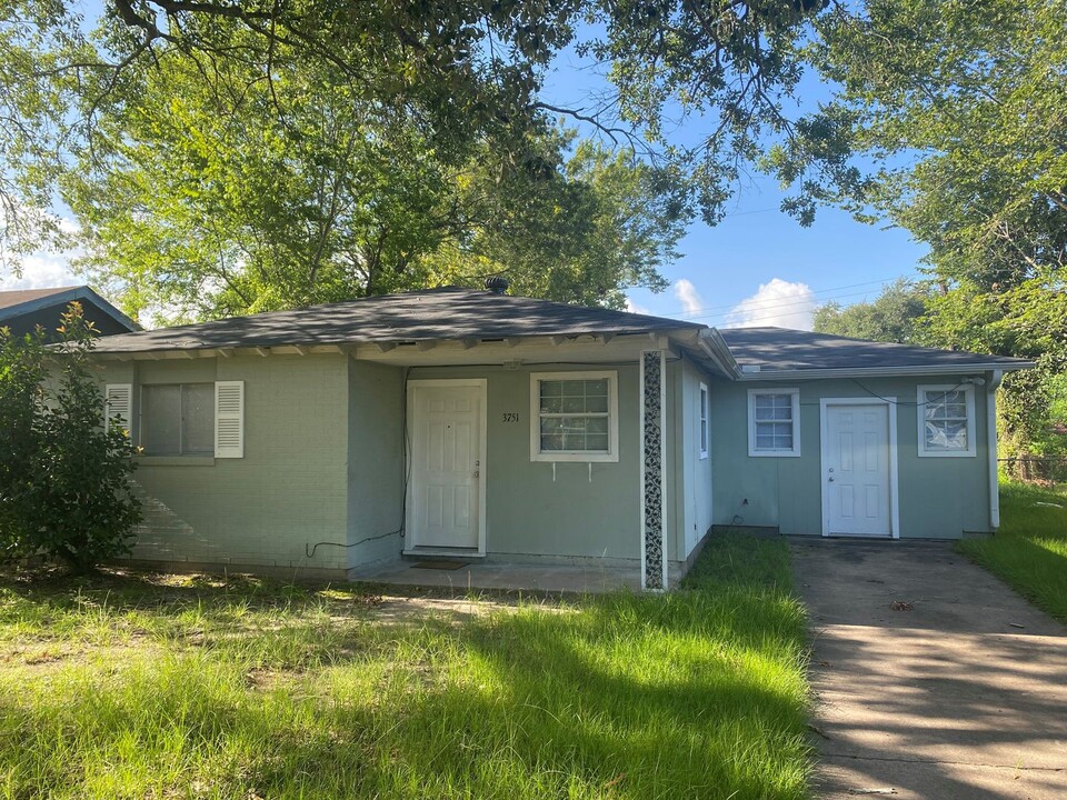 3751 Hemlock Ln in Orange, TX - Building Photo