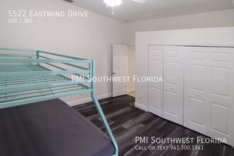 5522 Eastwind Dr in Sarasota, FL - Building Photo - Building Photo