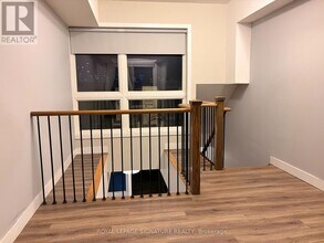 335 College St in Toronto, ON - Building Photo - Building Photo