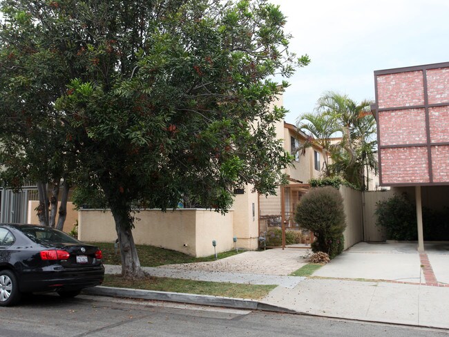 1716 Brockton Ave in Los Angeles, CA - Building Photo - Building Photo