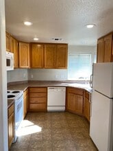 2210 Arlington Dr in Medford, OR - Building Photo - Building Photo