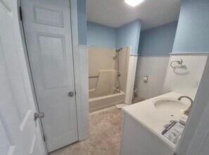 128 Mayo Rd, Unit F in Hampden, ME - Foto de edificio - Building Photo