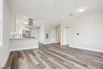 246 Main St in Chatham Township, NJ - Foto de edificio - Building Photo