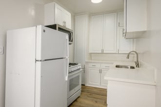 1317 N Bronson Ave in Los Angeles, CA - Foto de edificio - Building Photo