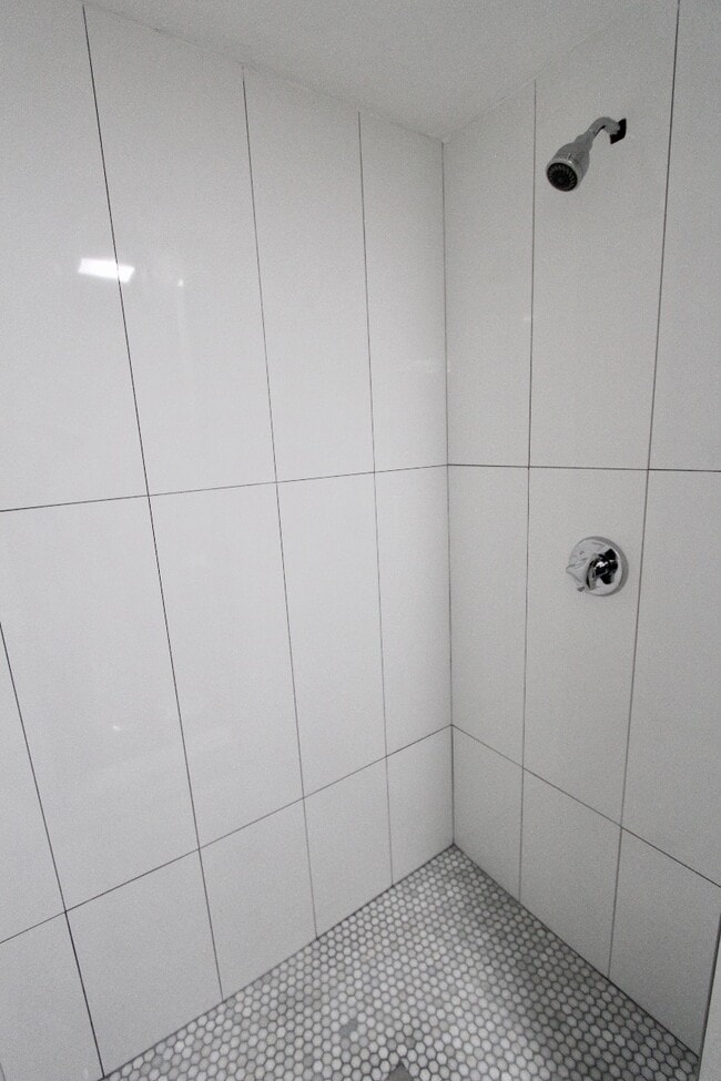 94 E Cottage St, Unit 3 in Boston, MA - Building Photo - Building Photo