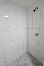 94 E Cottage St in Boston, MA - Foto de edificio - Building Photo