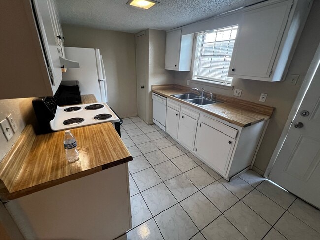 85 E Caldwood Dr in Beaumont, TX - Building Photo - Building Photo