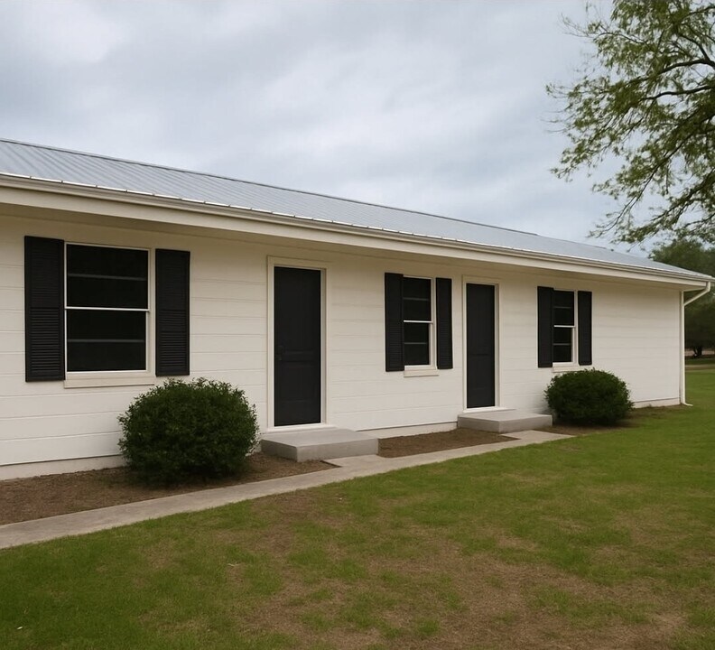 11 E Westover Dr in Tylertown, MS - Building Photo