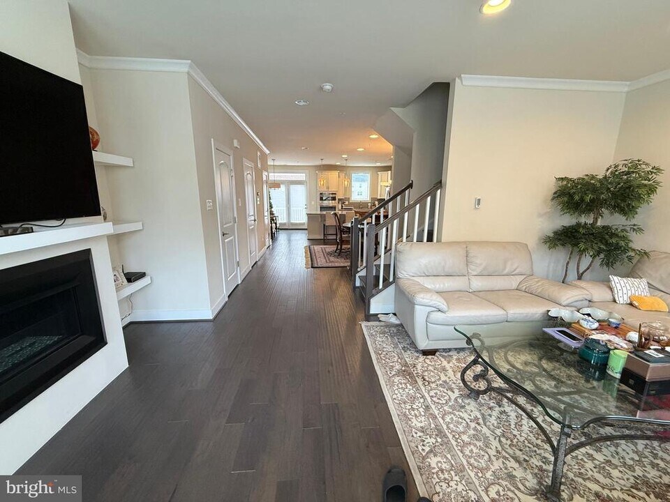 321 Hendrix Ave in Gaithersburg, MD - Building Photo