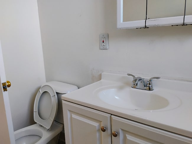 8560 E Artesia Blvd in Bellflower, CA - Building Photo - Building Photo