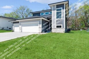 10009 Powell Ave in Johnston, IA - Building Photo